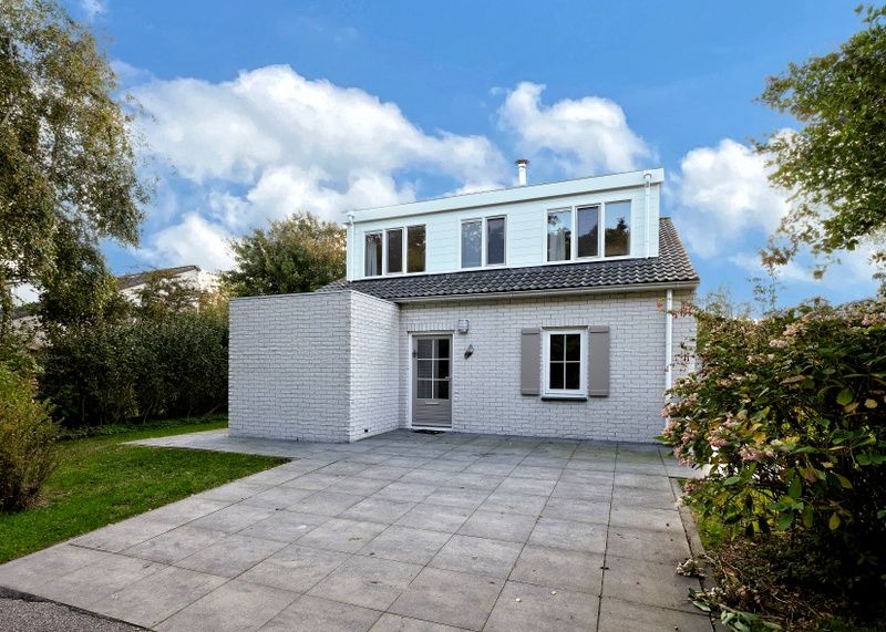 Das Ferienhaus F 682 in De Cocksdorp, Texel, bietet eine charmante Unterkunft mit einer grossen Terrasse inmitten der Natur auf den Watteninseln.
