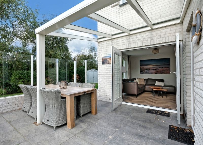 Geniessen Sie die sonnige Veranda des Ferienhauses F 682 in De Cocksdorp, Texel, mit herrlichem Blick auf die Natur der Watteninseln.