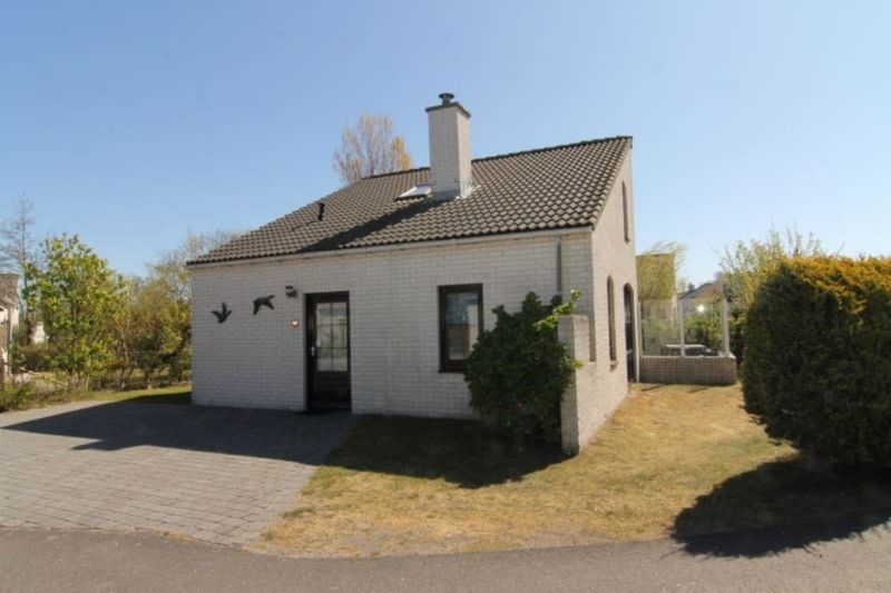 Vakantiehuis E 407 in De Cocksdorp, Texel biedt een charmante buitenkant met een groene omgeving op de Waddeneilanden.