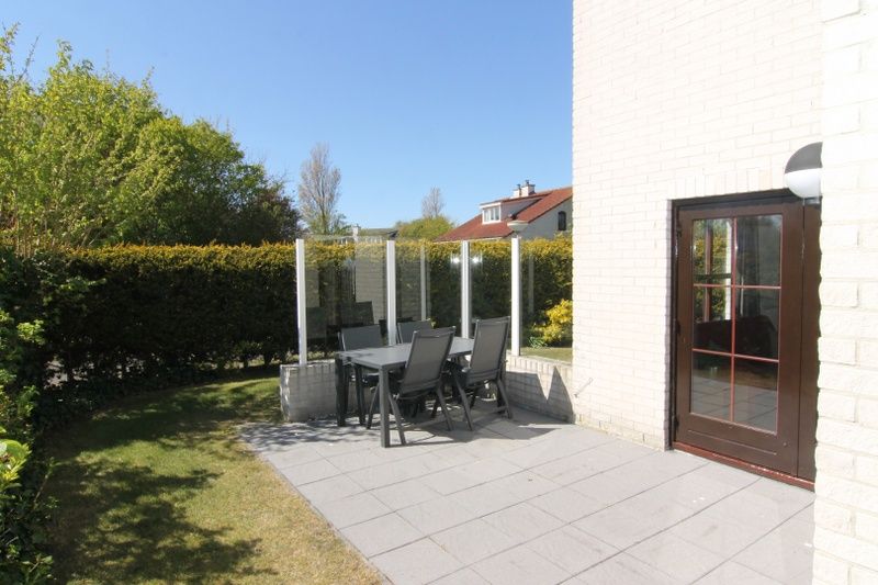Geniet van het zonnige terras bij Vakantiehuis E 407 in De Cocksdorp, Texel. Ontspan in de rustige omgeving van de Waddeneilanden.