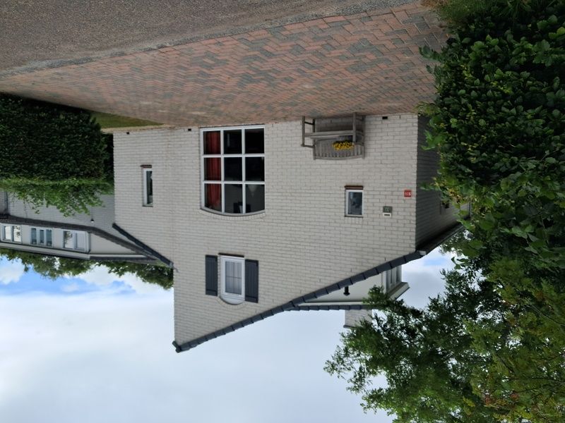 Vakantiehuis E 539, een charmant verblijf in De Cocksdorp, Texel, met uitnodigend terras en groene omgeving op de Waddeneilanden.