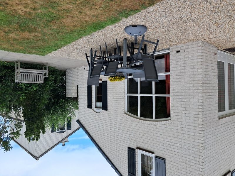 Buitenterras van Vakantiehuis E 539 in De Cocksdorp, Texel met comfortabele zitplaatsen, ideaal voor ontspanning op de Waddeneilanden.