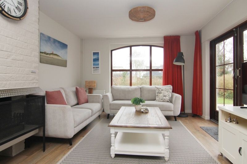 Gezellige woonkamer van Vakantiehuis E 539 in De Cocksdorp, Texel. Comfortabele zithoek met uitzicht op de tuin op de Waddeneilanden.