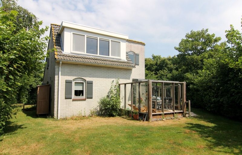 Vakantiehuis F 654 in De Cocksdorp, Texel, met zonnige veranda en groene omgeving op de Waddeneilanden.