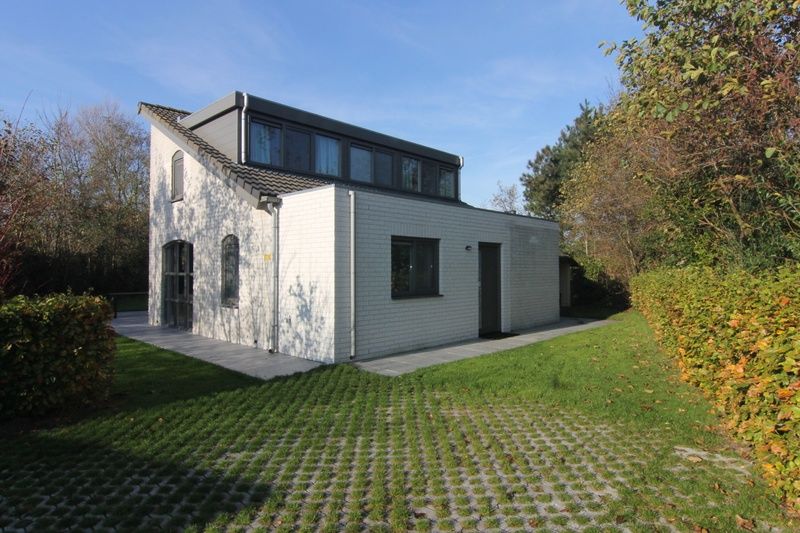 Das Ferienhaus F 775 in De Cocksdorp, Texel, bietet einen ruhigen Aussenbereich inmitten der Natur auf den Watteninseln.