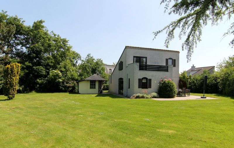 Das Ferienhaus F 775 in De Cocksdorp, Texel, bietet eine grosse Terrasse und einen gruenen Garten fuer einen erholsamen Aufenthalt auf den Watteninseln.