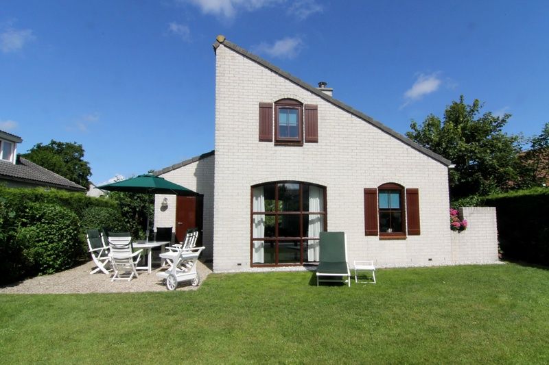 Vakantiehuis E 638 in De Cocksdorp, Texel, met zonnig terras en groene tuin, ideaal voor ontspanning op de Waddeneilanden.