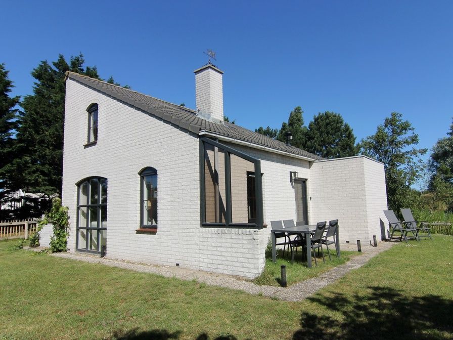 Ferienhaus F 567 in De Cocksdorp auf Texel, Watteninseln, mit sonniger Terrasse und umgeben von gruener Natur.