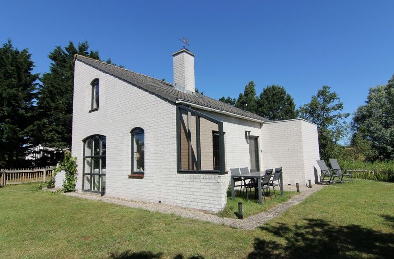 Das Ferienhaus F 567 in De Cocksdorp, Texel, bietet rustikalen Charme mit einer sonnigen Terrasse und gruener Umgebung auf den Watteninseln.