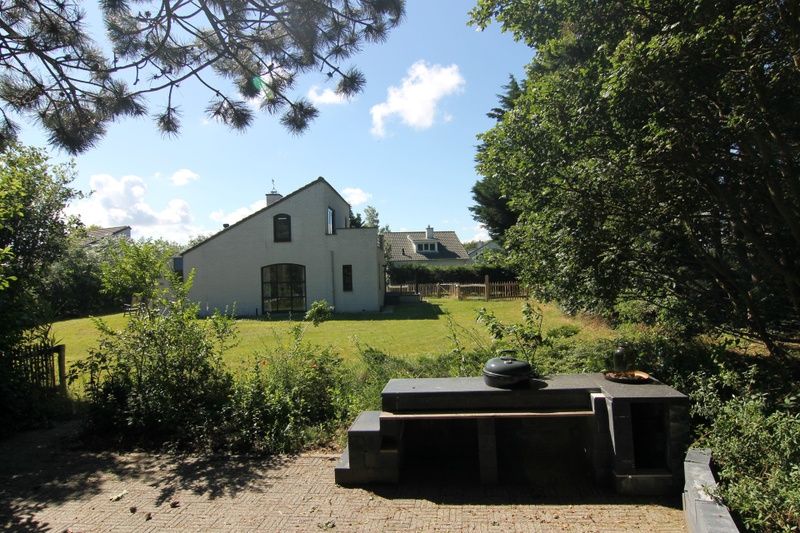Das Ferienhaus F 567 in De Cocksdorp, Texel, bietet einen ruhigen Garten mit Blick auf die gruene Landschaft der Watteninseln.