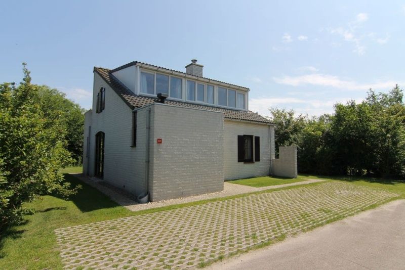 Vakantiehuis E 571 in De Cocksdorp, Texel, biedt een serene buitenruimte met moderne architectuur en groene omgeving op de Waddeneilanden.