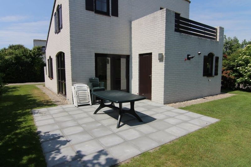 Vakantiehuis E 571 in De Cocksdorp, Texel met een ruim terras en groene tuin, ideaal voor een ontspannen verblijf op de Waddeneilanden.