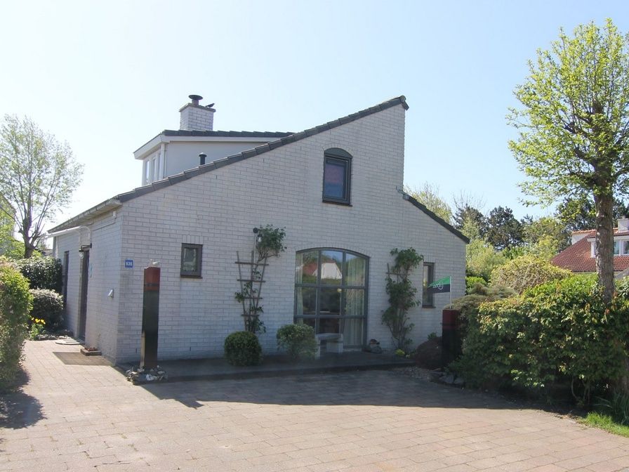 Vakantiehuis E 636 in De Cocksdorp, Texel, biedt een charmante buitenkant met groene omgeving op de Waddeneilanden.