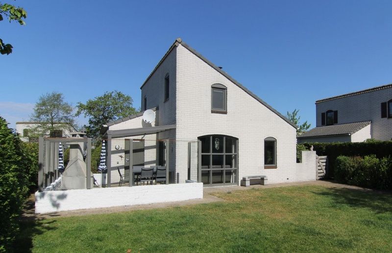 Vakantiehuis E 636 in De Cocksdorp, Texel met zonnig terras en groene tuin, ideaal voor ontspannen verblijf op de Waddeneilanden.