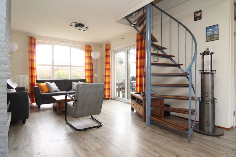 Gezellige woonkamer in Vakantiehuis E 636, De Cocksdorp, Texel met een moderne inrichting en ruime zithoek voor een ontspannen verblijf.