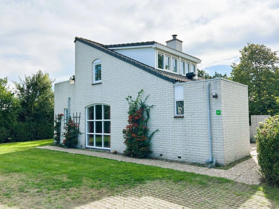 Vakantiehuis F 647 in De Cocksdorp, Texel, biedt een serene verblijfservaring met een charmante buitenkant en groene omgeving op de Waddeneilanden.