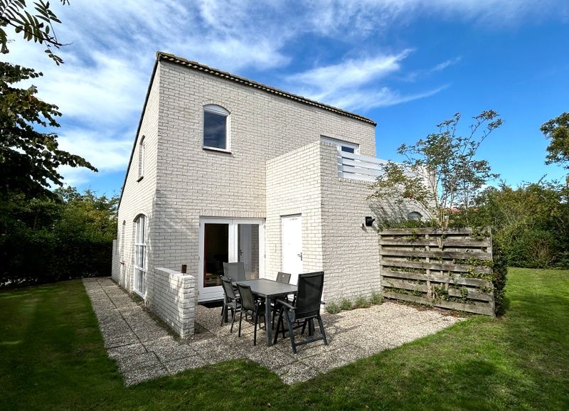 Geniet van de rust op het terras van Vakantiehuis F 647 in De Cocksdorp, Texel, omringd door de prachtige natuur van de Waddeneilanden.