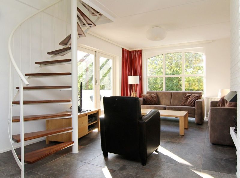 Gezellige woonkamer van Vakantiehuis F 647 in De Cocksdorp, Texel met moderne inrichting en uitzicht op de natuur van de Waddeneilanden.