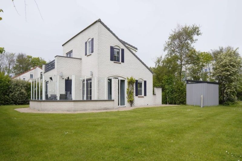 Vakantiehuis F 782 in De Cocksdorp, Texel, biedt een ruime tuin en moderne architectuur voor een ontspannen verblijf op de Waddeneilanden.