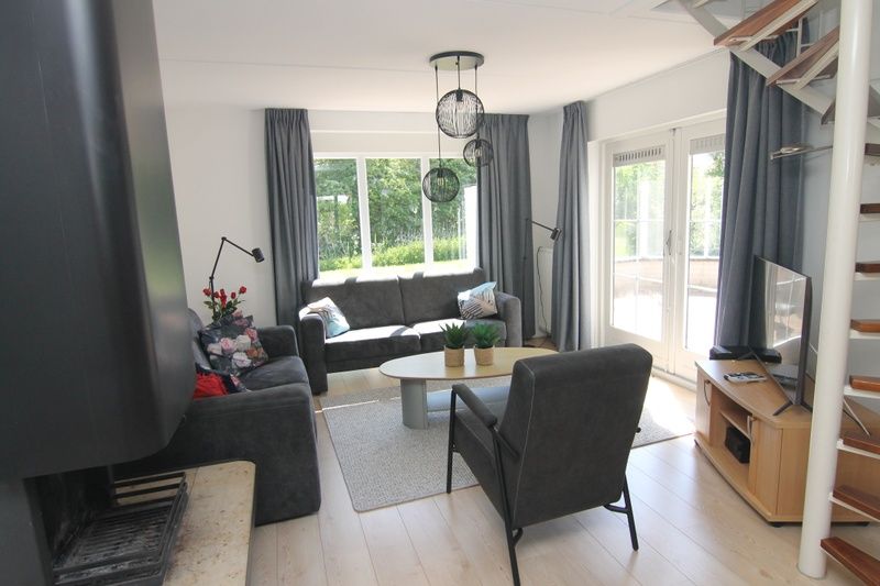 Gezellige woonkamer van Vakantiehuis F 782 in De Cocksdorp, Texel, met ruime zithoek en veel natuurlijk licht.