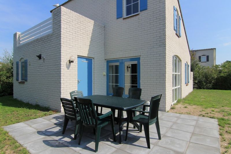 Entspannen Sie sich auf der sonnigen Terrasse des Ferienhauses F 675 in De Cocksdorp, Texel, einem charmanten Ferienhaus auf den Watteninseln.