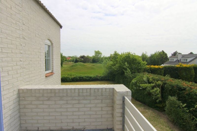 Geniessen Sie die gruene Aussicht vom Balkon des Ferienhauses F 675 in De Cocksdorp, Texel, einem idealen Ferienhaus auf den Watteninseln.