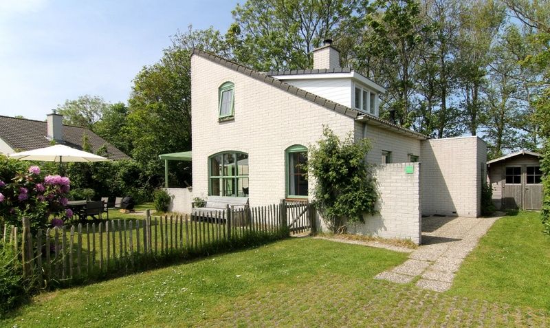 Das Ferienhaus F 789 in De Cocksdorp, Texel, bietet eine charmante Unterkunft im Freien mit einer Terrasse und gruener Umgebung auf den Watteninseln.