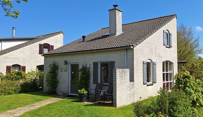 Vakantiehuis E 646 in De Cocksdorp, Texel, biedt een charmant verblijf met een zonnig terras en groene omgeving op de Waddeneilanden.