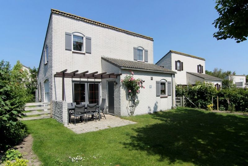 Vakantiehuis E 646 in De Cocksdorp, Texel met zonnig terras en groene tuin, perfect voor een ontspannen verblijf op de Waddeneilanden.