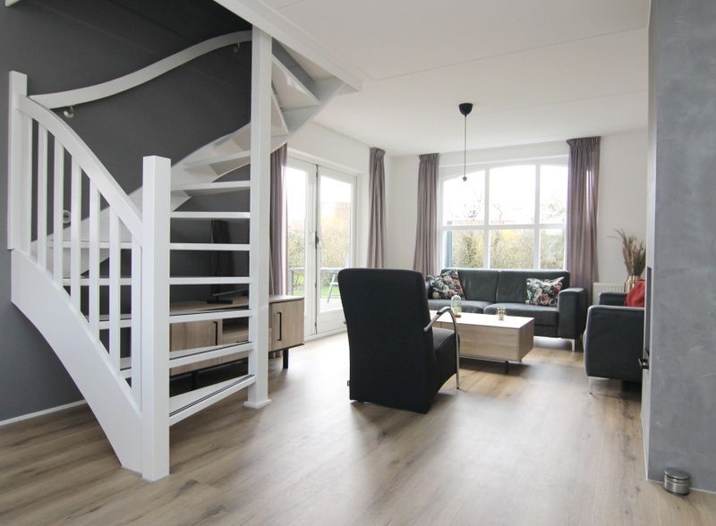 Lichte en ruime woonkamer van Vakantiehuis E 507 in De Cocksdorp, Texel. Gezellig interieur met uitzicht op de natuur van de Waddeneilanden.