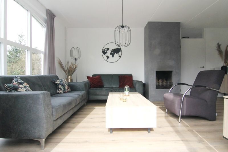 Gezellige woonkamer van Vakantiehuis E 507 in De Cocksdorp, Texel. Comfortabele zitruimte met moderne inrichting en sfeervolle open haard.