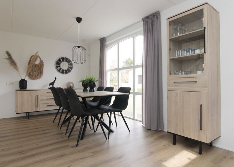 Stijlvolle eetkamer van Vakantiehuis E 507 in De Cocksdorp, Texel met ruime eettafel en veel natuurlijk licht.