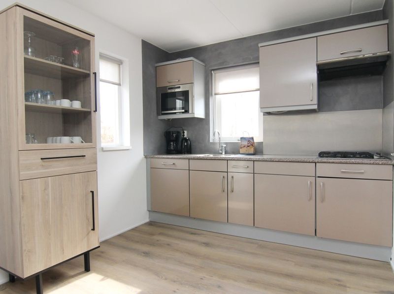 Moderne keuken in Vakantiehuis E 507, De Cocksdorp, Texel. Geniet van comfort en functionaliteit in deze ruime vakantiewoning op de Waddeneilanden.