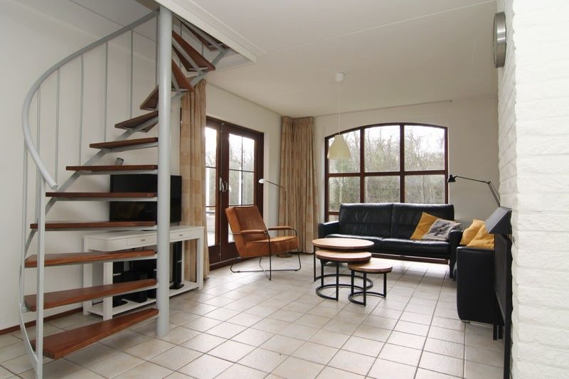 Lichte woonkamer van Vakantiehuis F 625 in De Cocksdorp, Texel met moderne inrichting en uitzicht op de natuur van de Waddeneilanden.