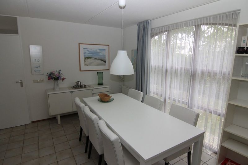 Eetkamer in Vakantiehuis F 625, De Cocksdorp, Texel. Ruime tafel met comfortabele stoelen, ideaal voor gezellig samenzijn op de Waddeneilanden.
