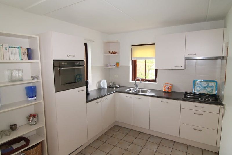 Moderne keuken in Vakantiehuis F 625, De Cocksdorp, Texel. Ruime binnenruimte met lichte inrichting en complete voorzieningen voor een comfortabel verblijf.