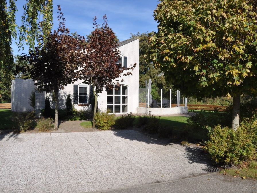 Das Ferienhaus F 778 in De Cocksdorp, Texel, bietet eine charmante Unterkunft im Freien mit einer Terrasse und gruener Umgebung auf den Watteninseln.