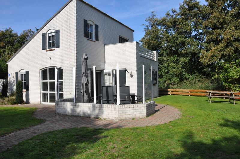 Das Ferienhaus F 778 in De Cocksdorp, Texel, bietet eine schoene Terrasse in gruener Umgebung auf den Watteninseln.