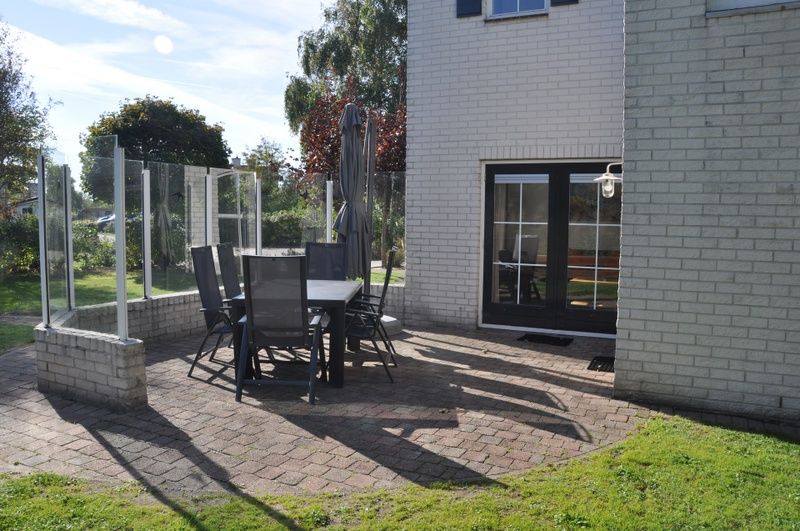 Geniessen Sie die sonnige Terrasse des Ferienhauses F 778 in De Cocksdorp, Texel. Ein idealer Ort zum Entspannen auf den Watteninseln.