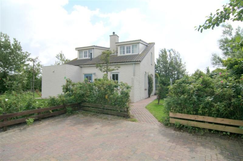 Vacation home F 681 in De Cocksdorp, Texel, surrounded by green nature and an inviting terrace, ideal for a relaxing stay on the Wadden Islands.