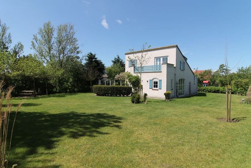 Vacation home F 681 in De Cocksdorp, Texel with spacious garden and green surroundings on the Wadden Islands, ideal for a relaxing stay.