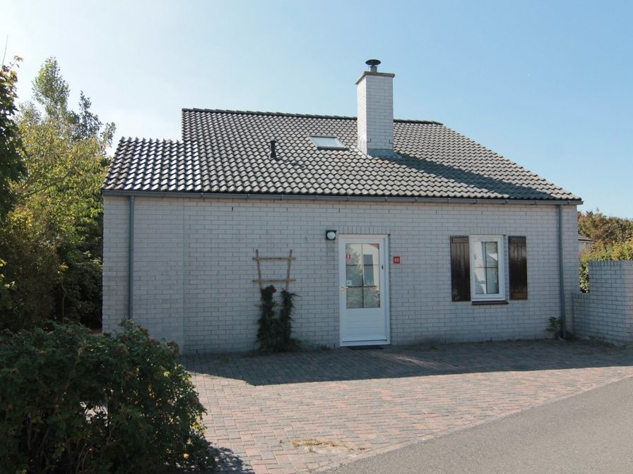 Vakantiehuis E 413 in De Cocksdorp, Texel, biedt een charmant exterieur op de Waddeneilanden, ideaal voor een ontspannen verblijf.