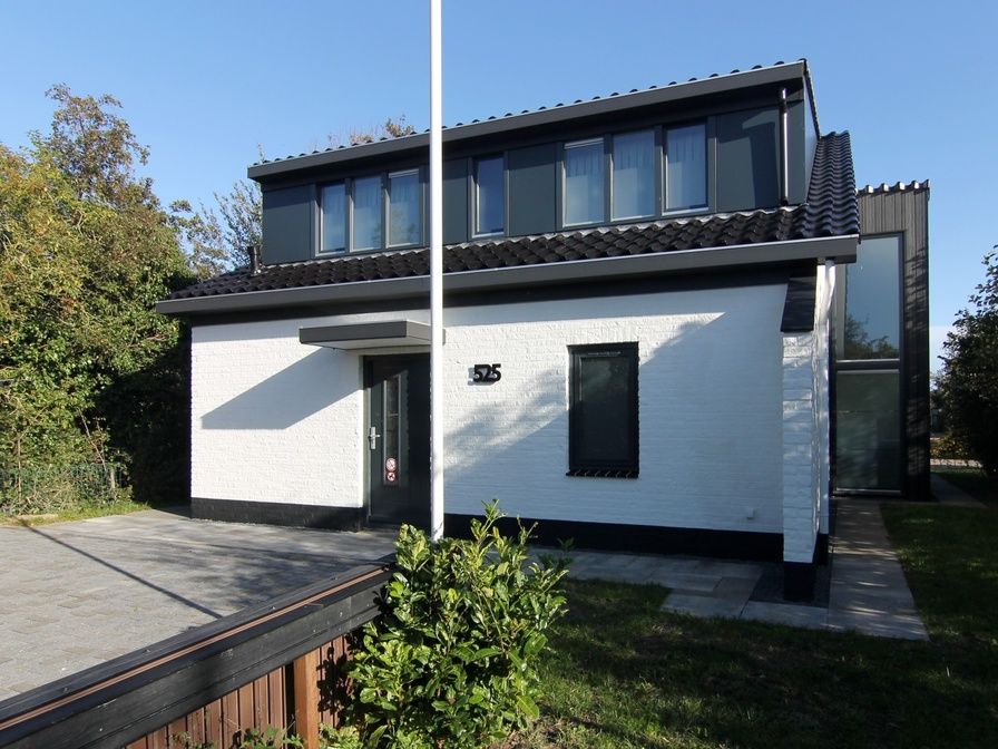Vacation home E 525 in De Cocksdorp, Texel, offers a modern exterior and peaceful setting on the Wadden Islands.