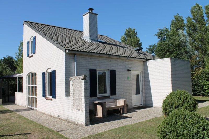 Das Ferienhaus F 713 in De Cocksdorp auf Texel bietet eine charmante Unterkunft im Freien mit einer sonnigen Terrasse und gruener Umgebung auf den Watteninseln.