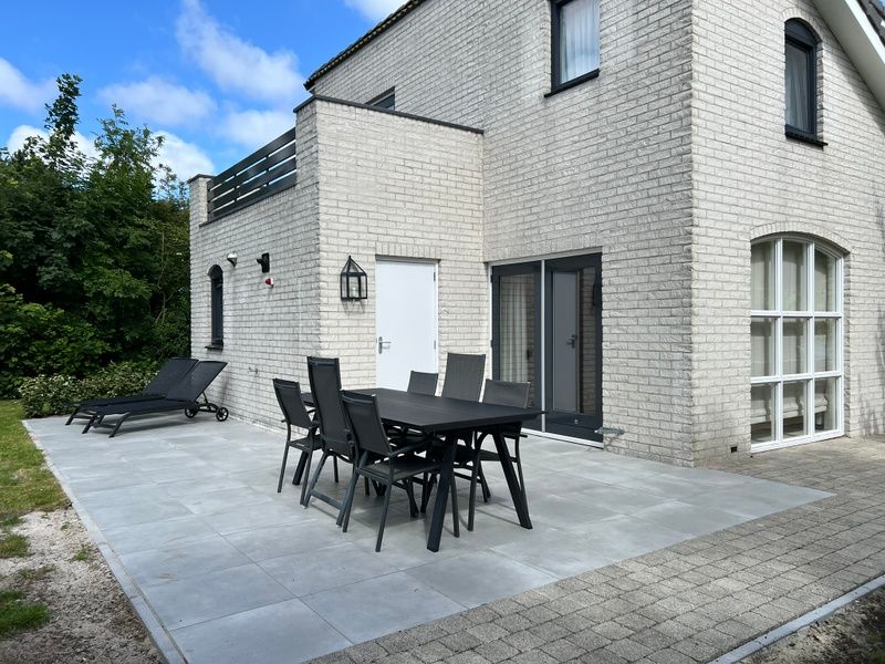 Ruim terras bij Vakantiehuis F 765 in De Cocksdorp, Texel. Geniet van de buitenlucht in dit comfortabele vakantiehuis op de Waddeneilanden.