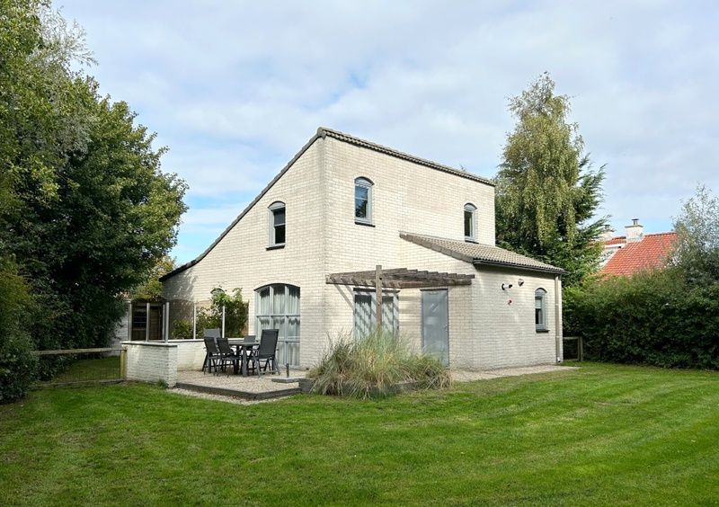 Vakantiehuis E 397 in De Cocksdorp, Texel biedt een serene tuin met terras, ideaal voor ontspanning op de Waddeneilanden.