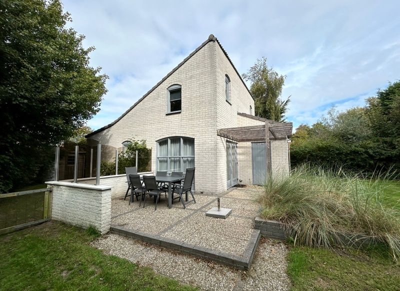 Vakantiehuis E 397 in De Cocksdorp, Texel met ruim terras en groene omgeving, ideaal voor een ontspannen verblijf op de Waddeneilanden.