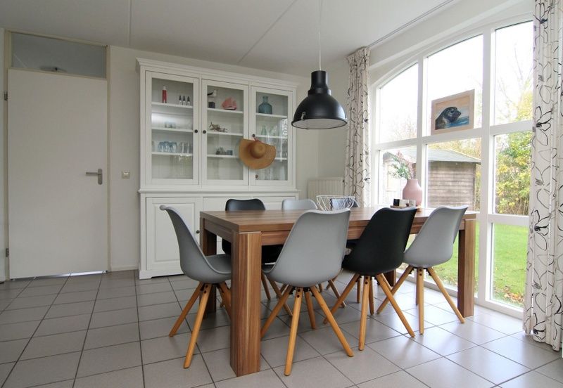 Eetkamer in Vakantiehuis F 788 in De Cocksdorp, Texel. Gezellige binnenruimte met moderne inrichting en uitzicht op de tuin.