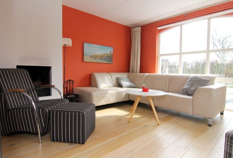 Gezellige woonkamer van Vakantiehuis E 634 in De Cocksdorp, Texel met comfortabele zithoek en grote ramen voor veel natuurlijk licht.