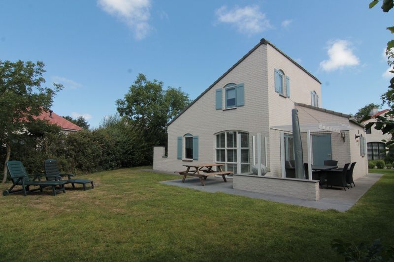 Vakantiehuis E 501 in De Cocksdorp, Texel biedt een ruime tuin en terras voor ontspanning te midden van de prachtige natuur van de Waddeneilanden.
